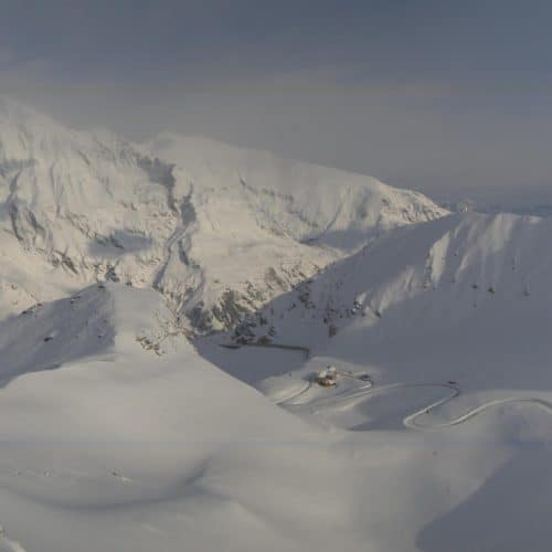 Großglockner Hochalpenstraße im Winter mit Blick auf das Fuscher Törl - Winter in Kärnten, Österreich. Berglandschaft.