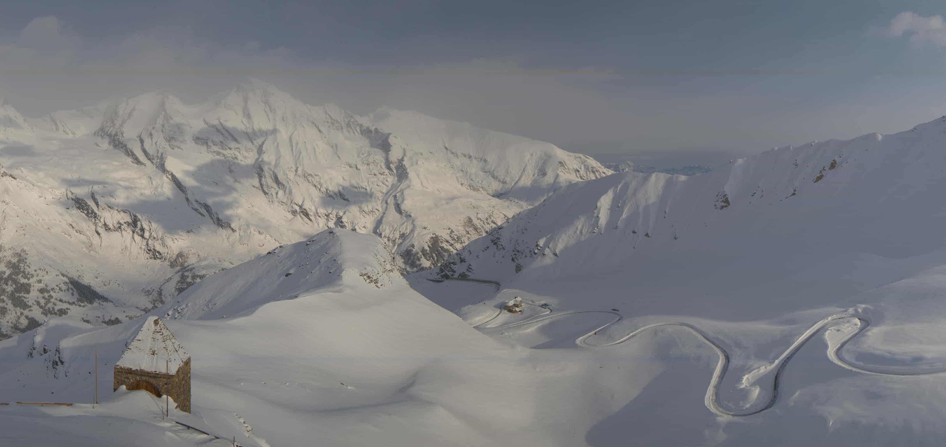 Großglockner Hochalpenstraße im Winter mit Blick auf das Fuscher Törl - Winter in Kärnten, Österreich. Berglandschaft.