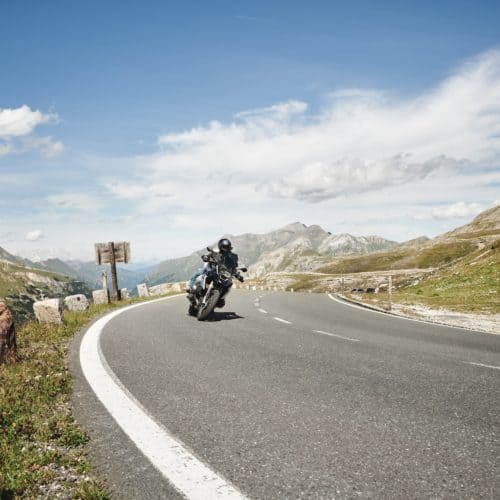 Motorradfahrer auf Panoramastraße Großglockner Hochalpenstraße in Österreich