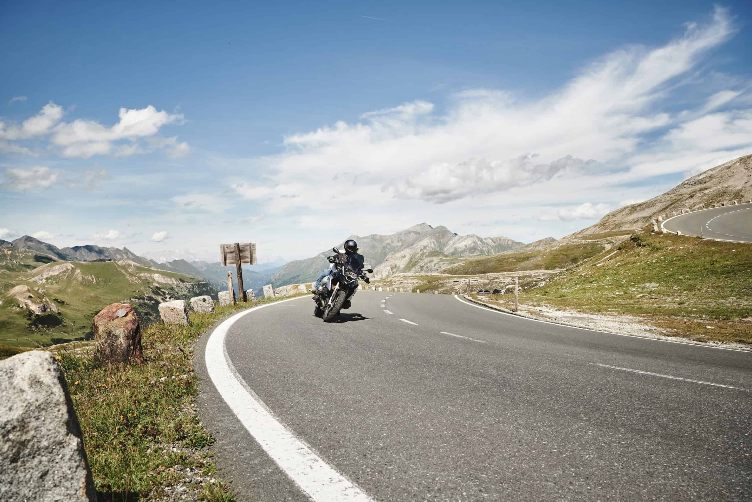 Motorradfahrer auf Panoramastraße Großglockner Hochalpenstraße in Österreich