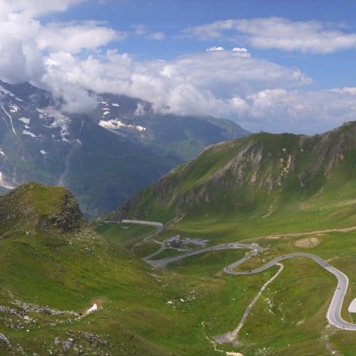 Blick vom Fuscher Thörl im Sommer auf der Großglockner Hochalpenstraße - Panoramastraße durch Österreichs Berge im Nationalpark