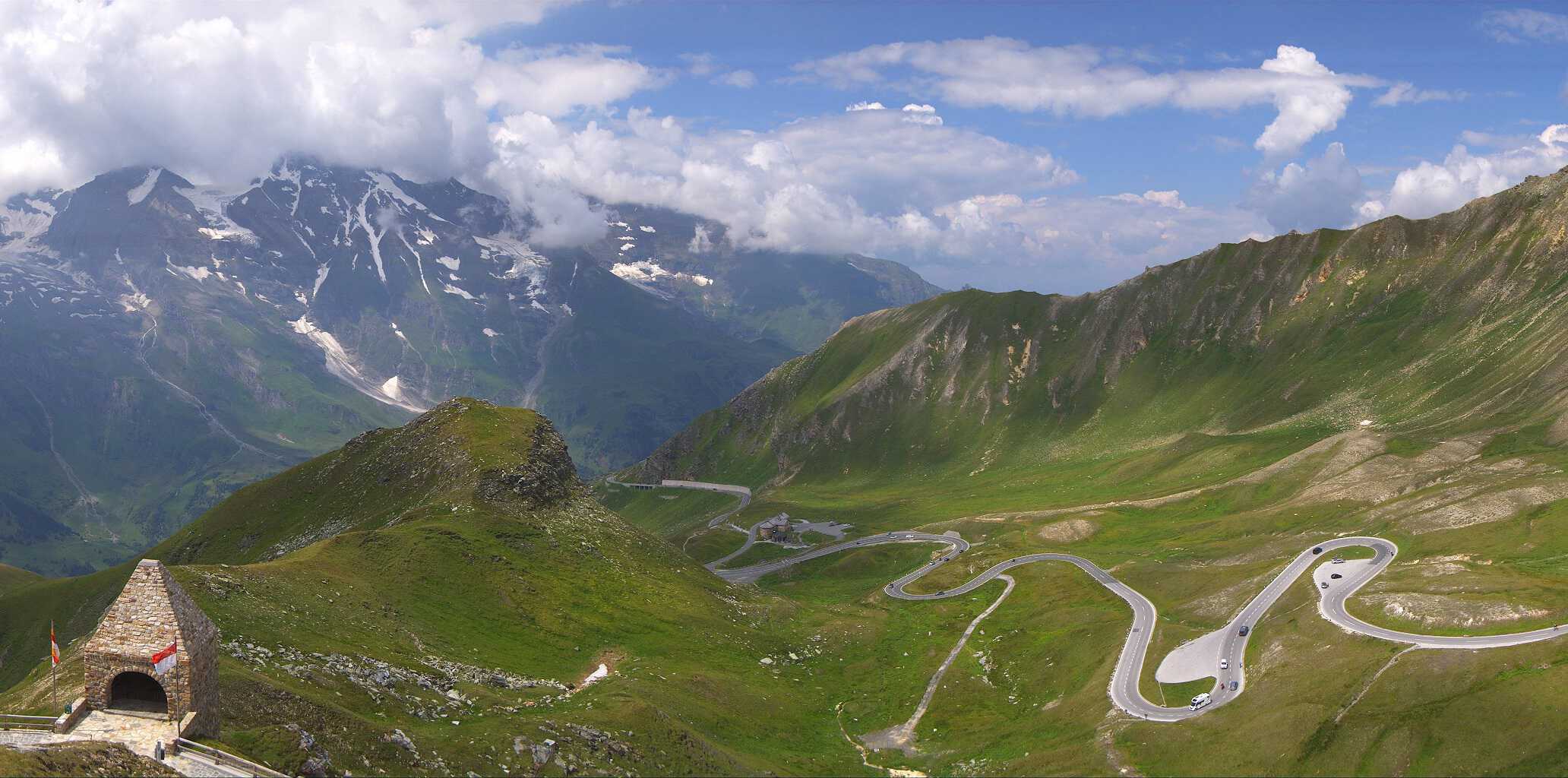 Blick vom Fuscher Thörl im Sommer auf der Großglockner Hochalpenstraße - Panoramastraße durch Österreichs Berge im Nationalpark