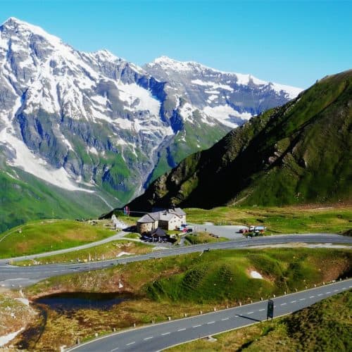 Die Großglockner Hochalpenstraße im Sommer - mitten in Österreichs Bergwelt mit schneebedeckten Berggipfeln