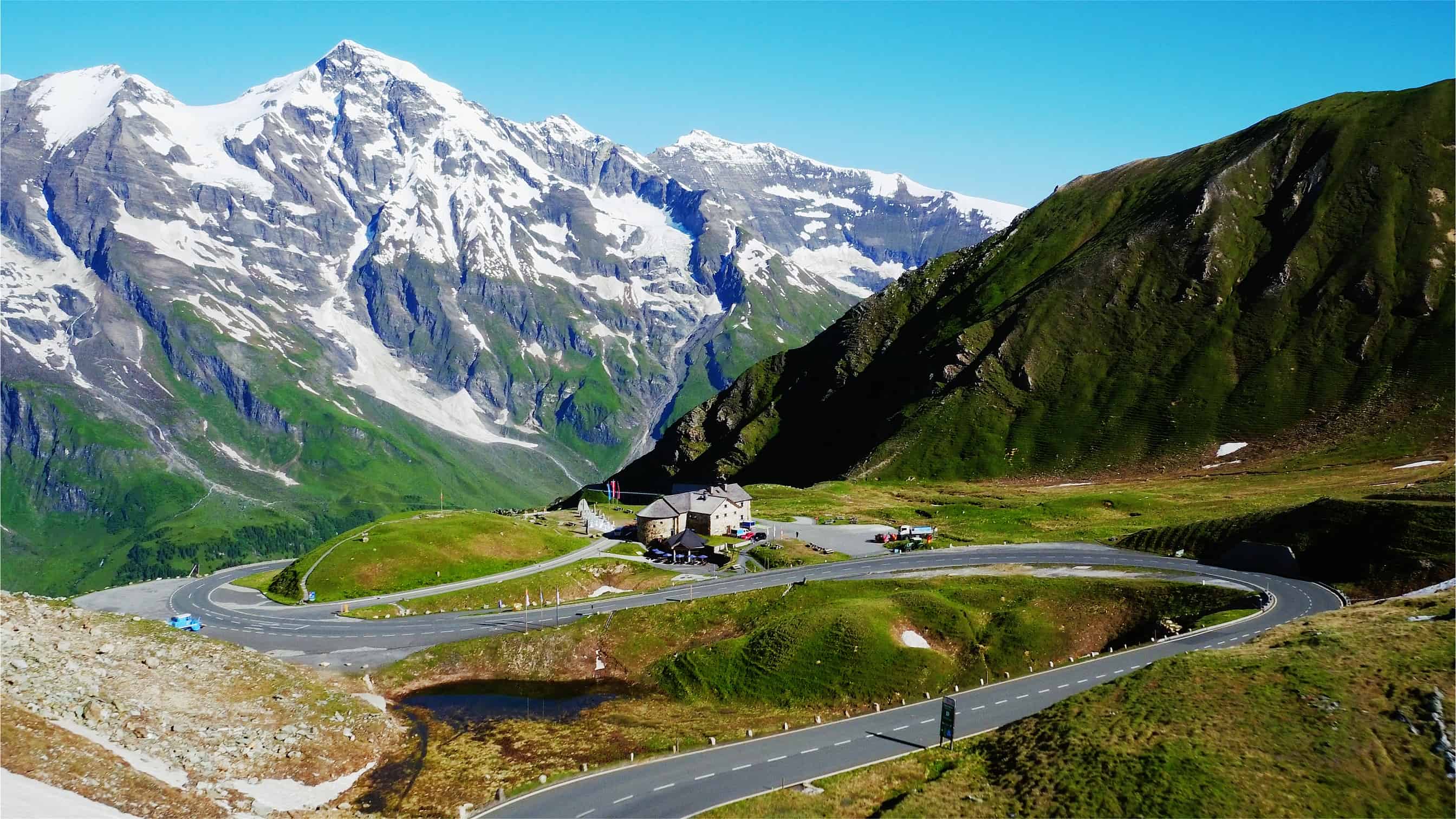 Die Großglockner Hochalpenstraße im Sommer - mitten in Österreichs Bergwelt mit schneebedeckten Berggipfeln