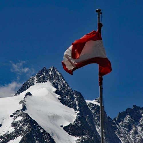 Großglockner mit Österreich-Flagge - auf der Großglockner Hochalpenstraße - eine beliebte Sehenswürdigkeit in Österreich