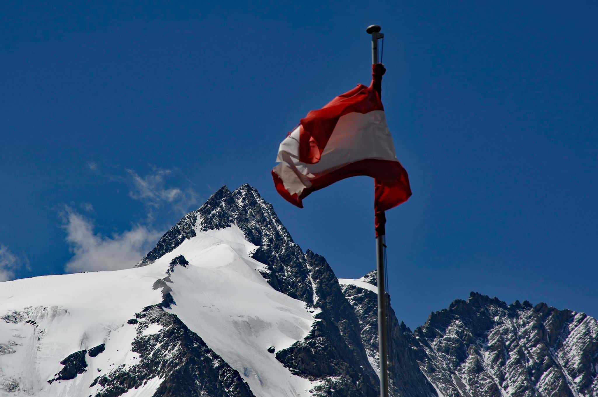 Großglockner mit Österreich-Flagge - auf der Großglockner Hochalpenstraße - eine beliebte Sehenswürdigkeit in Österreich