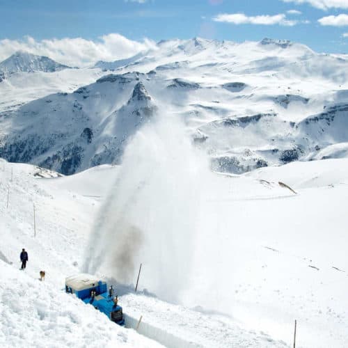 Schneeräumung entlang der Großglockner Hochalpenstraße im Frühling