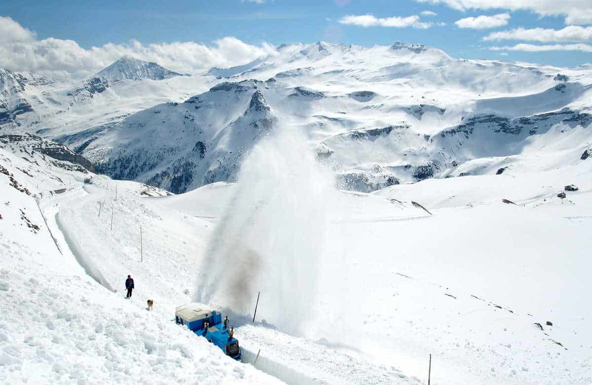 Schneeräumung entlang der Großglockner Hochalpenstraße im Frühling