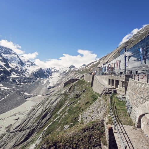 Kaiser Franz Josef Höhe Großglockner Panoramastraße - Besucherzentrum mit Blick auf Großglockner