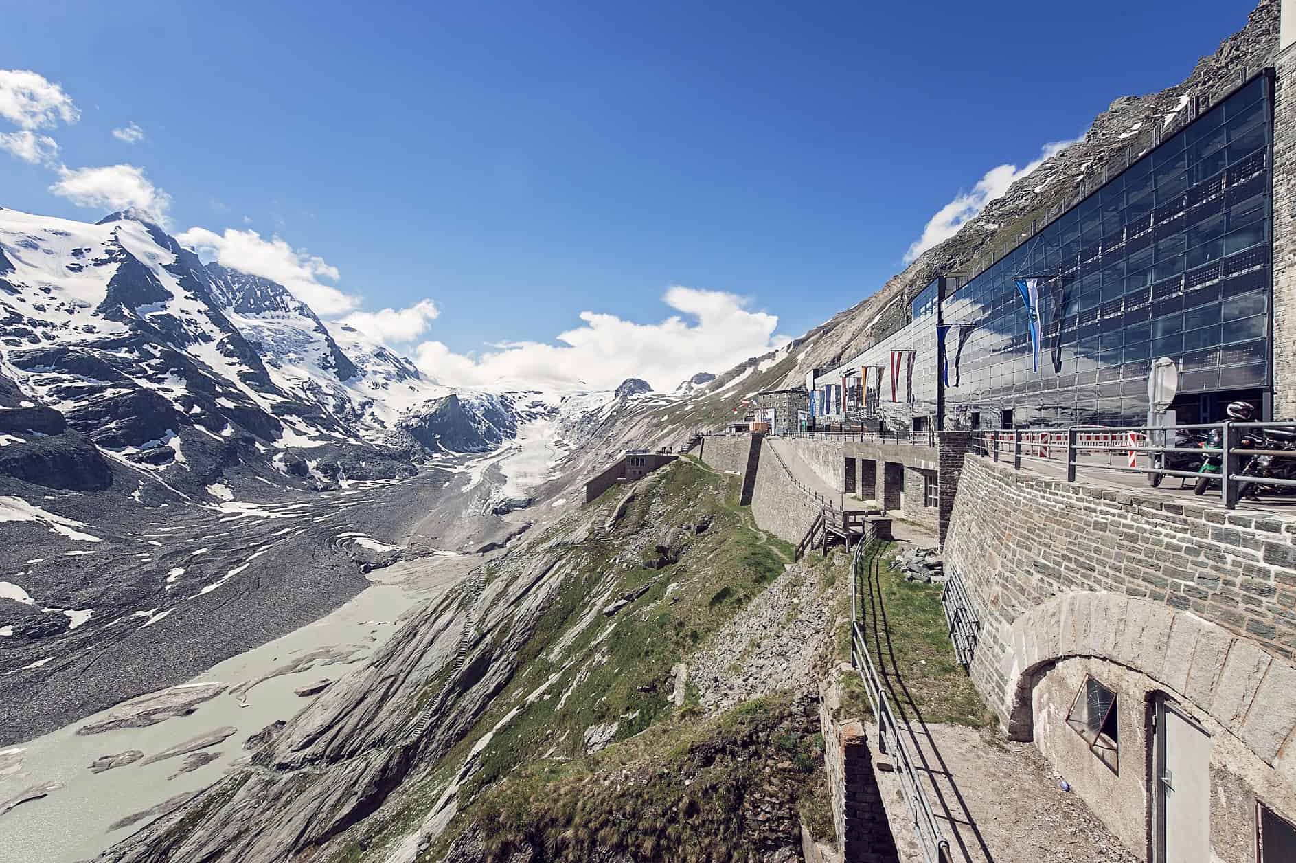 Kaiser Franz Josef Höhe Großglockner Panoramastraße - Besucherzentrum mit Blick auf Großglockner