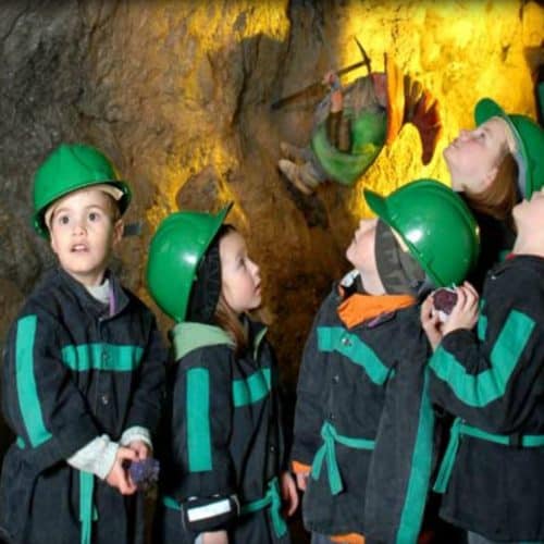 staunende Kinder bei Schatzsuche im Schaubergwerk Terra Mystica und Montana - Sehenswürdigkeit in Kärnten