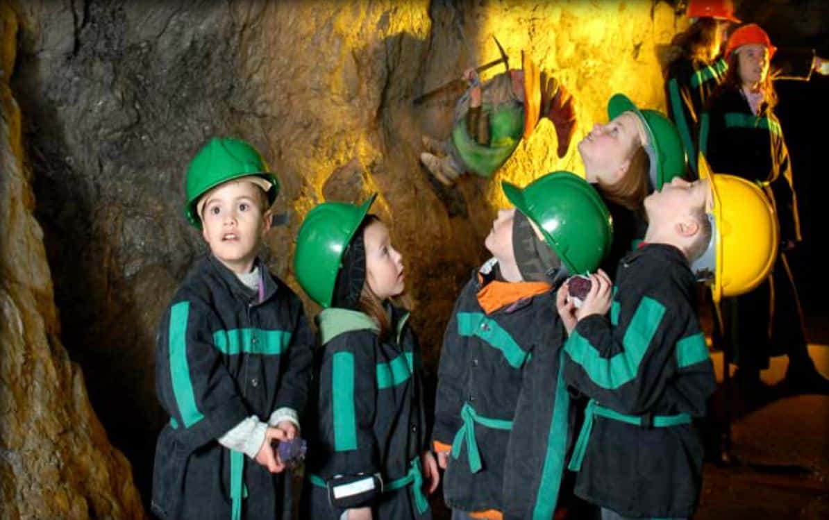 staunende Kinder bei Schatzsuche im Schaubergwerk Terra Mystica und Montana - Sehenswürdigkeit in Kärnten