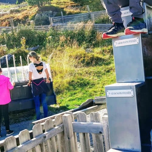 Kinder bei den lustigen Erlebnisstationen des Kinderspielplatzes Nockys Almzeit auf der Turrach in Kärnten - Österreich.