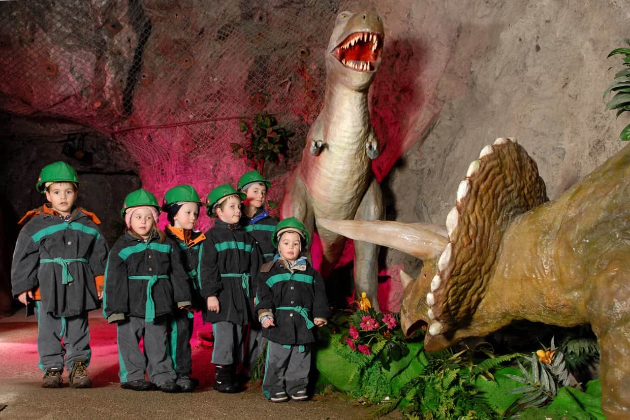 Kinder mit Dinosaurier im Schaubergwerk Terra Mystica in Bad Bleiberg Kärnten - Österreich