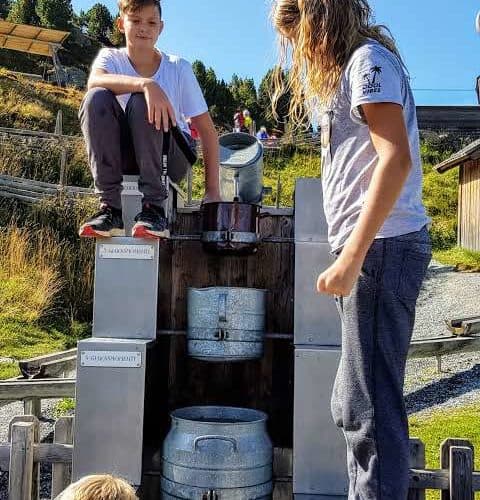 Kinder spielen bei Wasser-Erlebnisstelle am Kinderspielplatz Nockys Almzeit auf der Turracher Höhe - kinderfreundlicher Ausflug