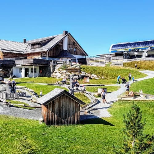 Erlebniswelt Nockys Almzeit mit Bergbahn Panoramabahn vom Nocky Flitzer und Almzeit-Hütte auf der Turracher Höhe - Kärnten Österreich