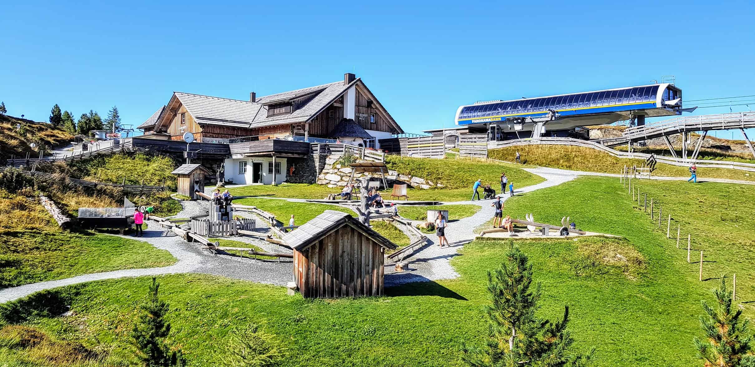 Erlebniswelt Nockys Almzeit mit Bergbahn Panoramabahn vom Nocky Flitzer und Almzeit-Hütte auf der Turracher Höhe - Kärnten Österreich