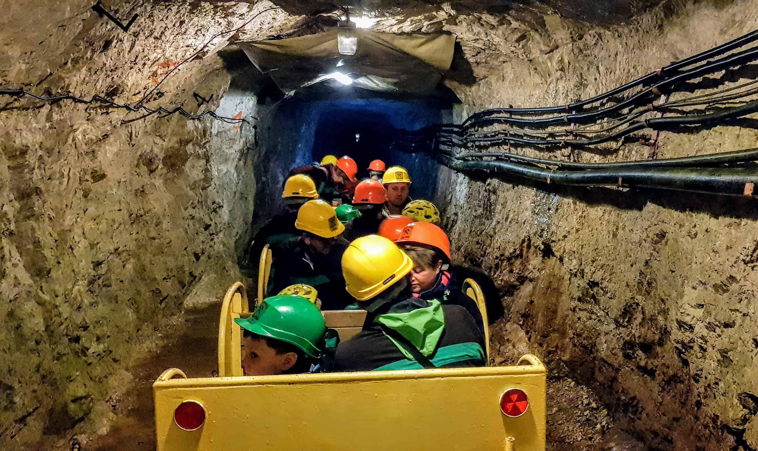 Kinderfreundliche Fahrt durch die Stollen der Schaubergwerke Terra Mystica und Montana bei Villach in Kärnten