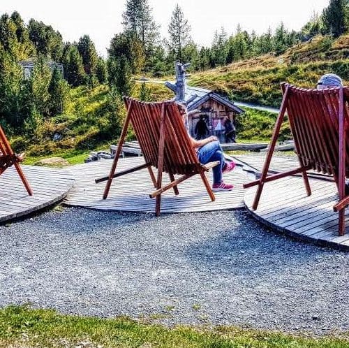 Gemütliche Liegen am Kinderspielplatz Nockys Almzeit auf der Turracher Höhe Bergstation Panoramabahn Bergbahnen Kärnten