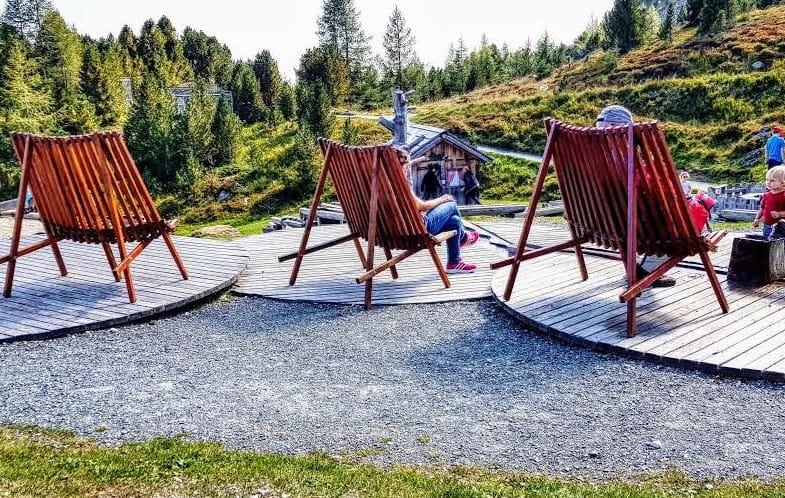 Gemütliche Liegen am Kinderspielplatz Nockys Almzeit auf der Turracher Höhe Bergstation Panoramabahn Bergbahnen Kärnten