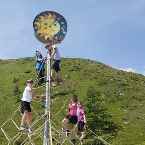 Kinder auf Kletterseilen - Nocky`s Almzeit ist ein Entdeckungs-Spielplatz auf der Turracher Höhe in Kärnten mit vielen Highlights.