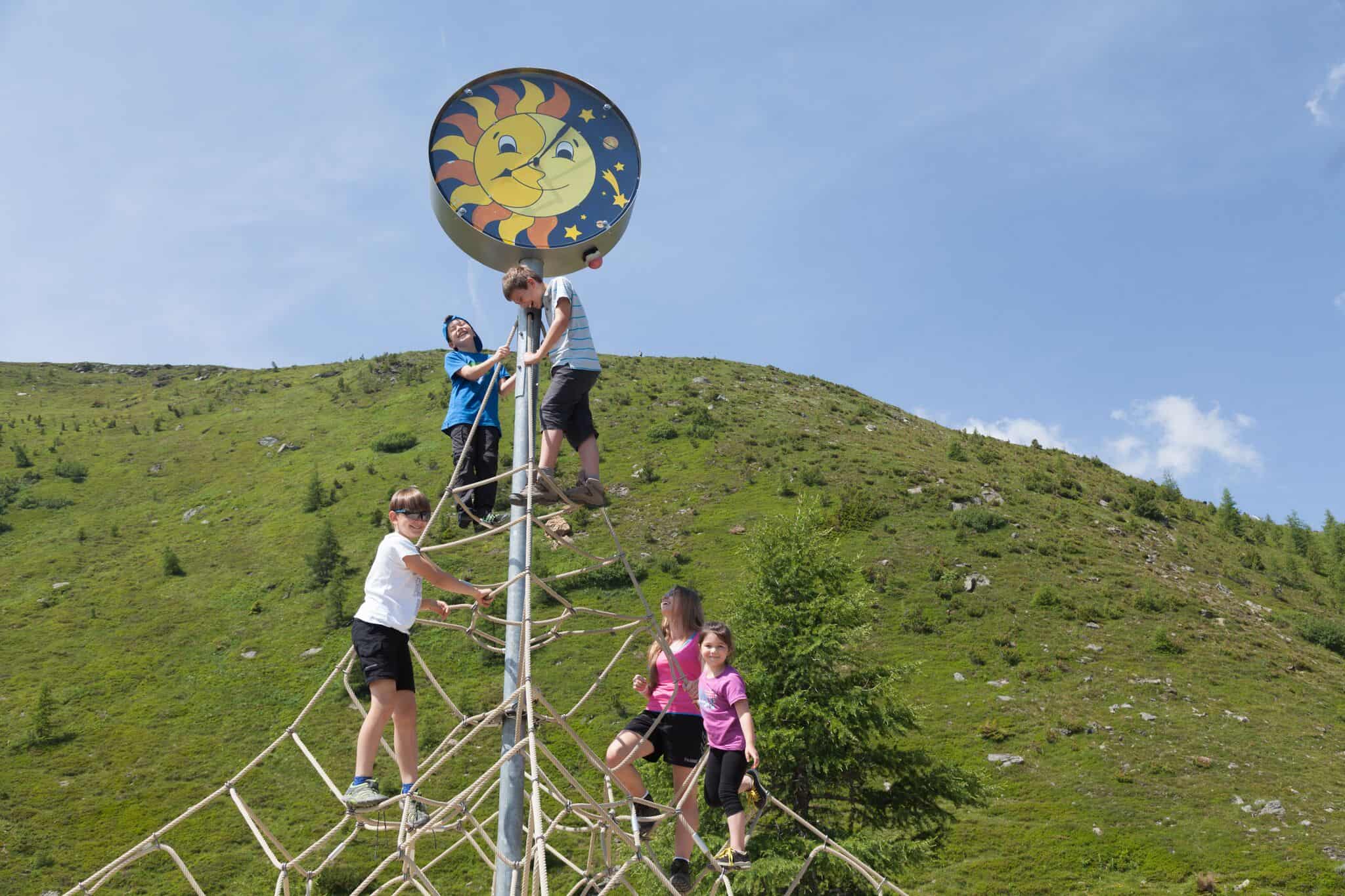 Kinder auf Kletterseilen - Nocky`s Almzeit ist ein Entdeckungs-Spielplatz auf der Turracher Höhe in Kärnten mit vielen Highlights.