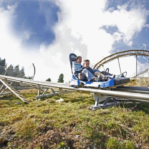 Mit der Rodelbahn Nocky-Flitzer auf der Turracher Höhe ins Tal. Berg- und Talfahrt mit der Bergbahn ist mit der Kärnten Card gratis.