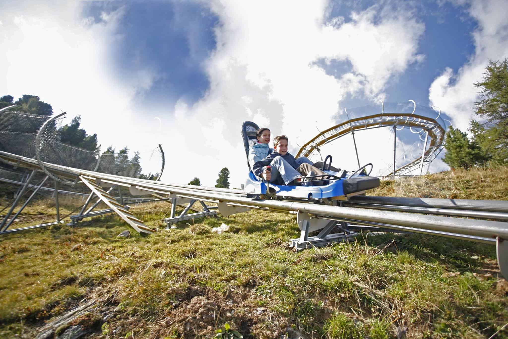 Mit der Rodelbahn Nocky-Flitzer auf der Turracher Höhe ins Tal. Berg- und Talfahrt mit der Bergbahn ist mit der Kärnten Card gratis.