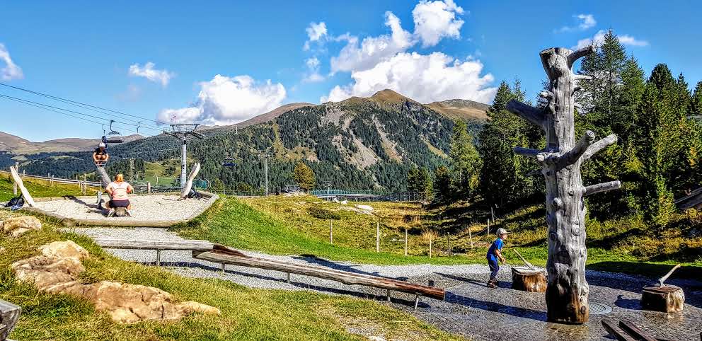 Kinder spielen beim Erlebnis-Spielplatz Nockys Almzeit in den Nockbergen auf der Turracher Höhe - Familien-Ausflugstipp in Kärnten