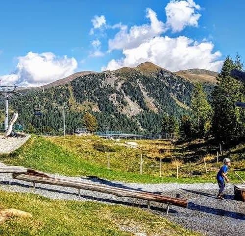 Kindererlebniswelt Nockys Almzeit mit Panoramablick auf die Kärntner Nockberge, ua. den Schoberriegel auf der Turracher Höhe