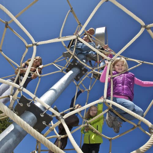 Kinder beim Spielen in der Kindererlebniswelt „Nocky´s AlmZeit“ auf der Turracher Höhe - Österreich, Kärnten