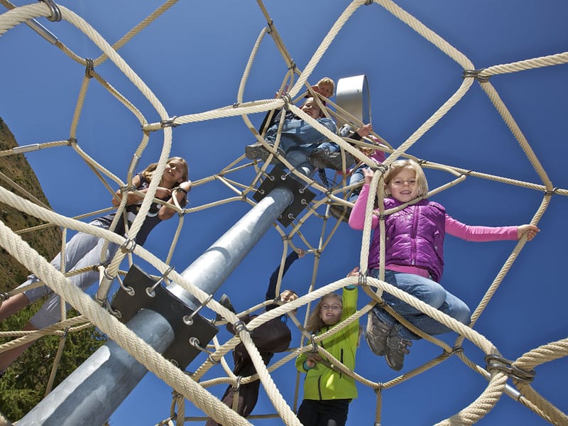 Kinder beim Spielen in der Kindererlebniswelt „Nocky´s AlmZeit“ auf der Turracher Höhe - Österreich, Kärnten