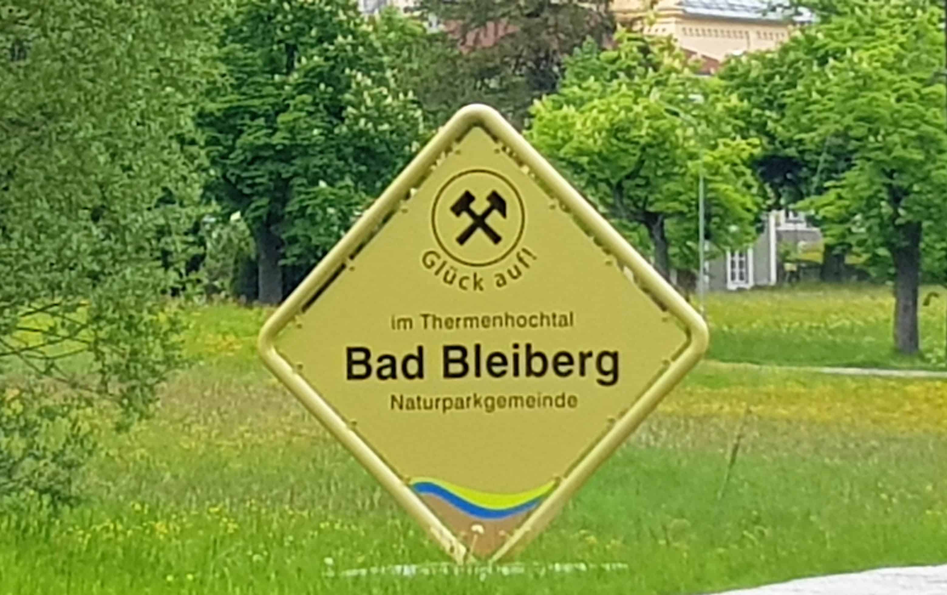 Ortstafel Thermenhochtal und Naturparkgemeinde Bad Bleiberg mit Glück auf