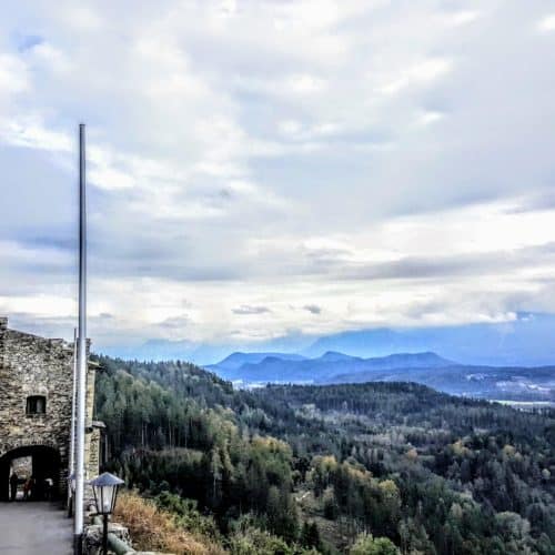 Panoramablick Adlerarena Burg Landskron Kärnten Richtung Karawanken