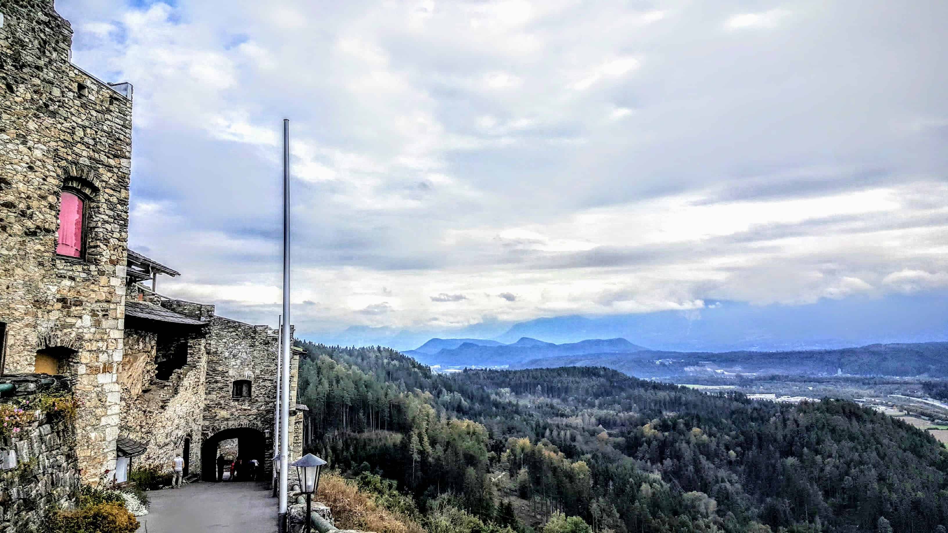 Panoramablick Adlerarena Burg Landskron Kärnten Richtung Karawanken