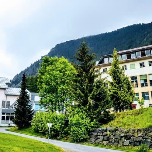Die Gebäude der Schaubergwerke Terra Mystica & Montana in Kärnten bei Villach