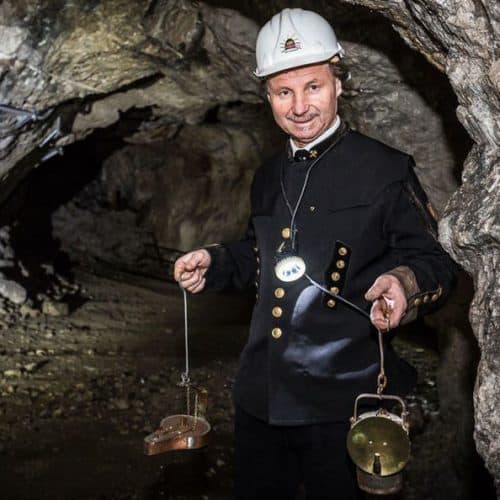 Mehrsprachige Führungen im Bergwerk Terra Mystica & Montana. Vortragender mit Bergwerks-Uniform.