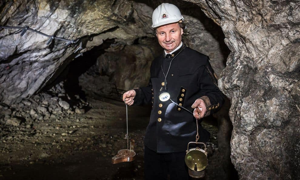 Mehrsprachige Führungen im Bergwerk Terra Mystica & Montana. Vortragender mit Bergwerks-Uniform.