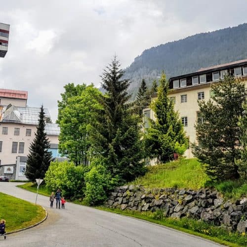 Ein schöner Ausflug mit Kindern zur Terra Mystica in Bad Bleiberg bei Villach. Das Bergwerk von außen.