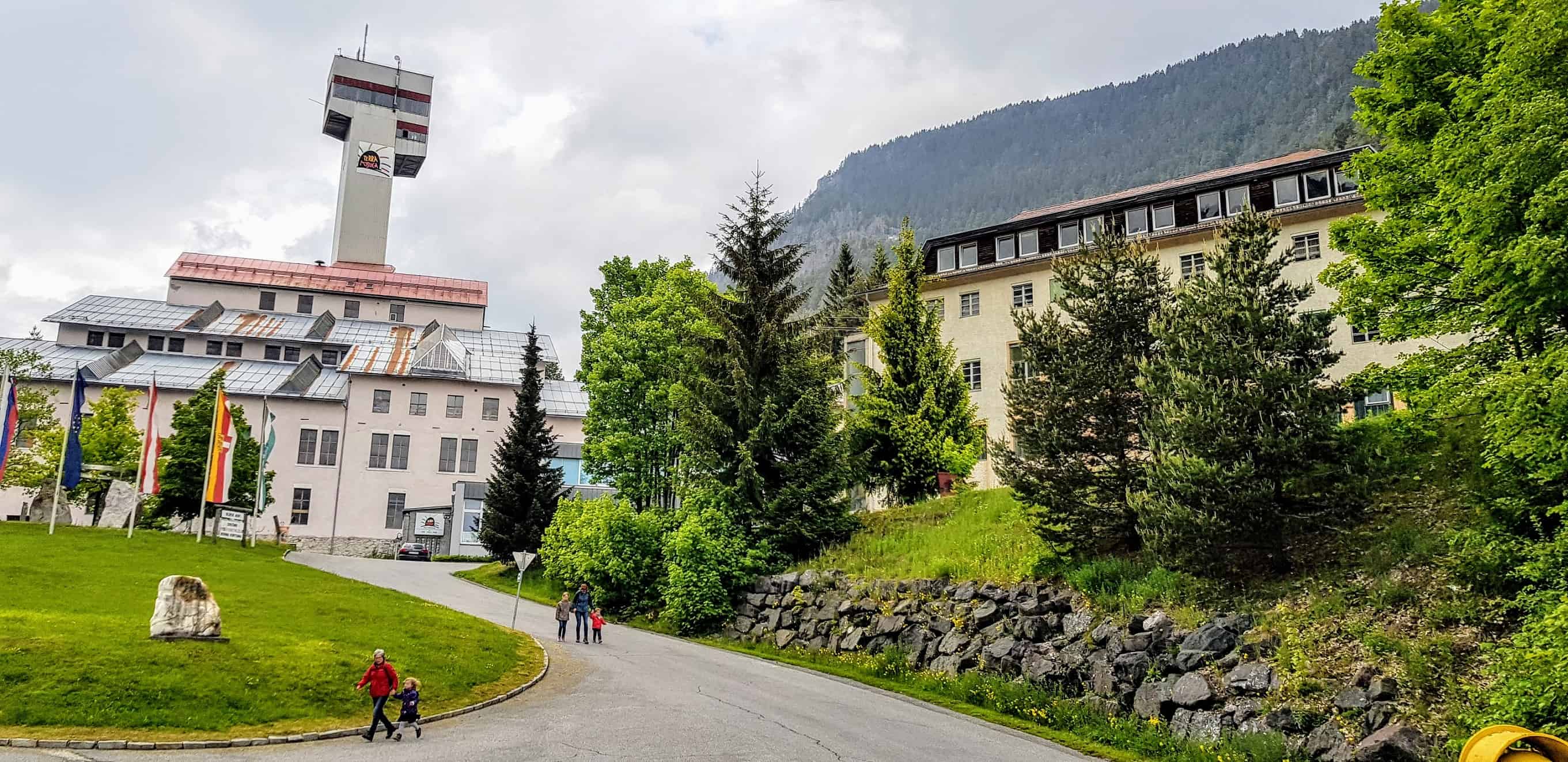 Ein schöner Ausflug mit Kindern zur Terra Mystica in Bad Bleiberg bei Villach. Das Bergwerk von außen.