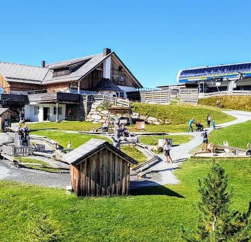 Bergstation Panoramabahn Turracher Höhe in Kärnten mit dem Kinderspielplatz Nocky's Almzeit und der Almzeithütte
