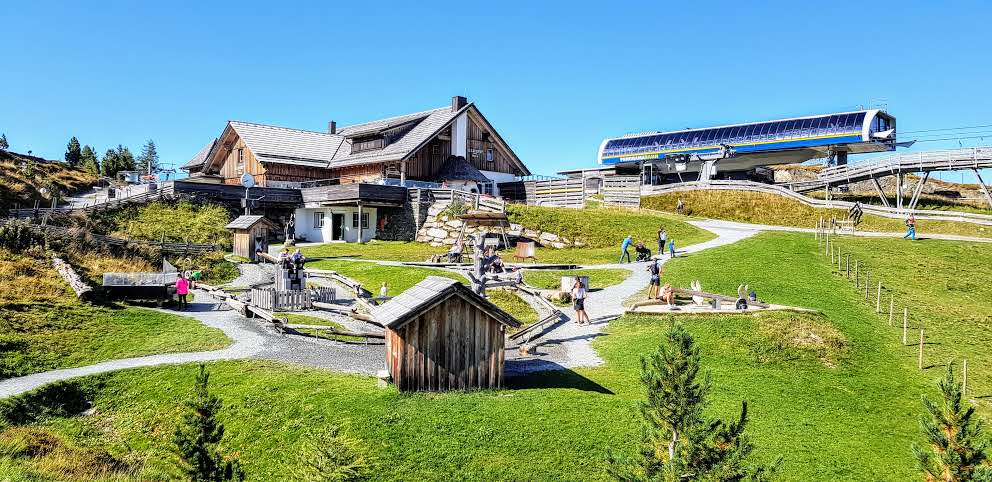 Bergstation Panoramabahn Turracher Höhe in Kärnten mit dem Kinderspielplatz Nocky's Almzeit und der Almzeithütte