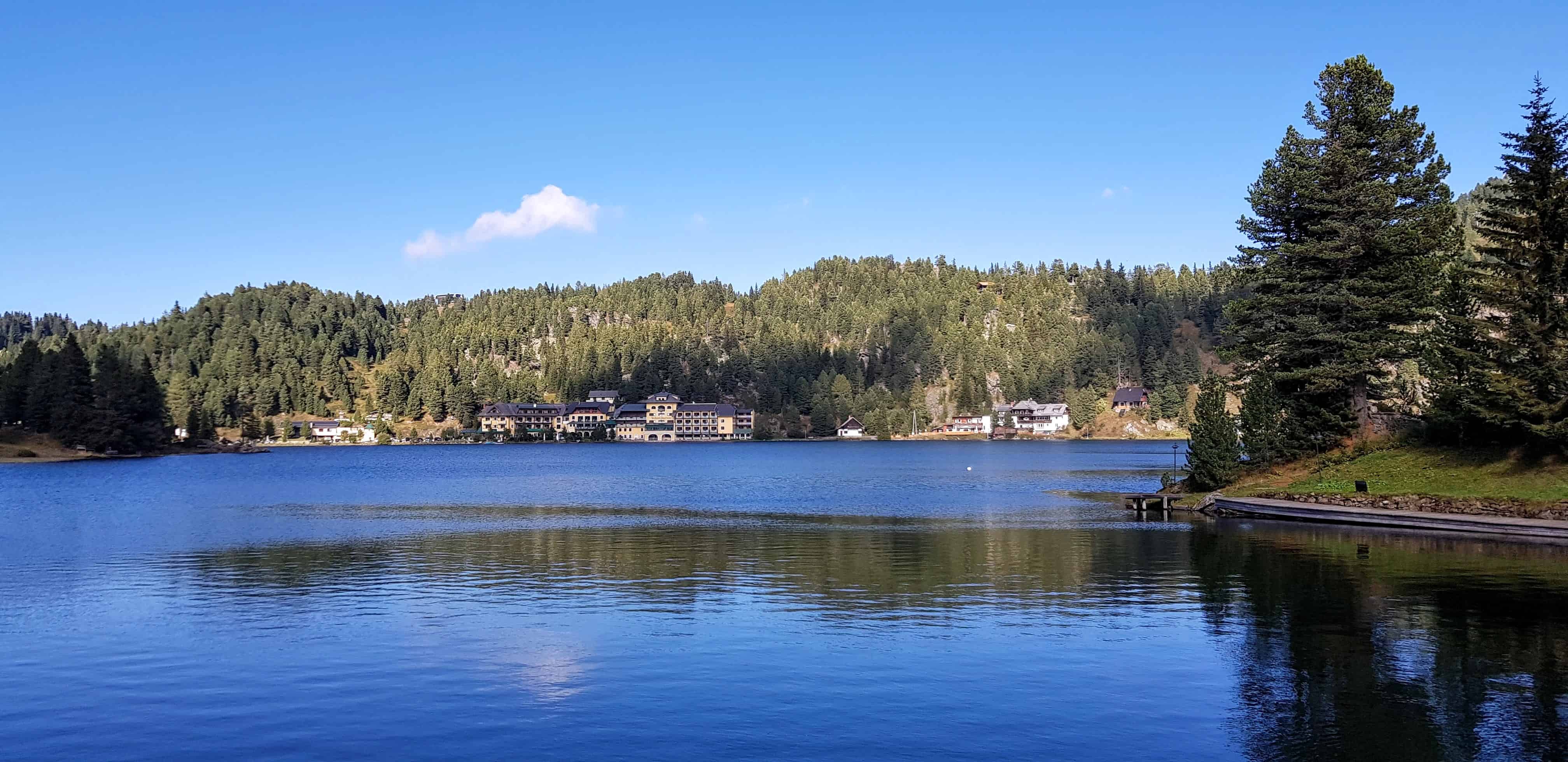 Turracher See in den Nockbergen an der Grenze zwischen Kärnten und Steiermark