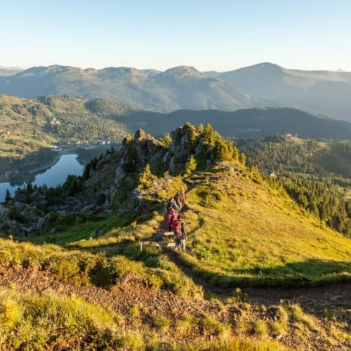 Wandern auf der Turracher Höhe mit Blick auf den Turracher See an der Grenze zwischen Kärnten und Steiermark