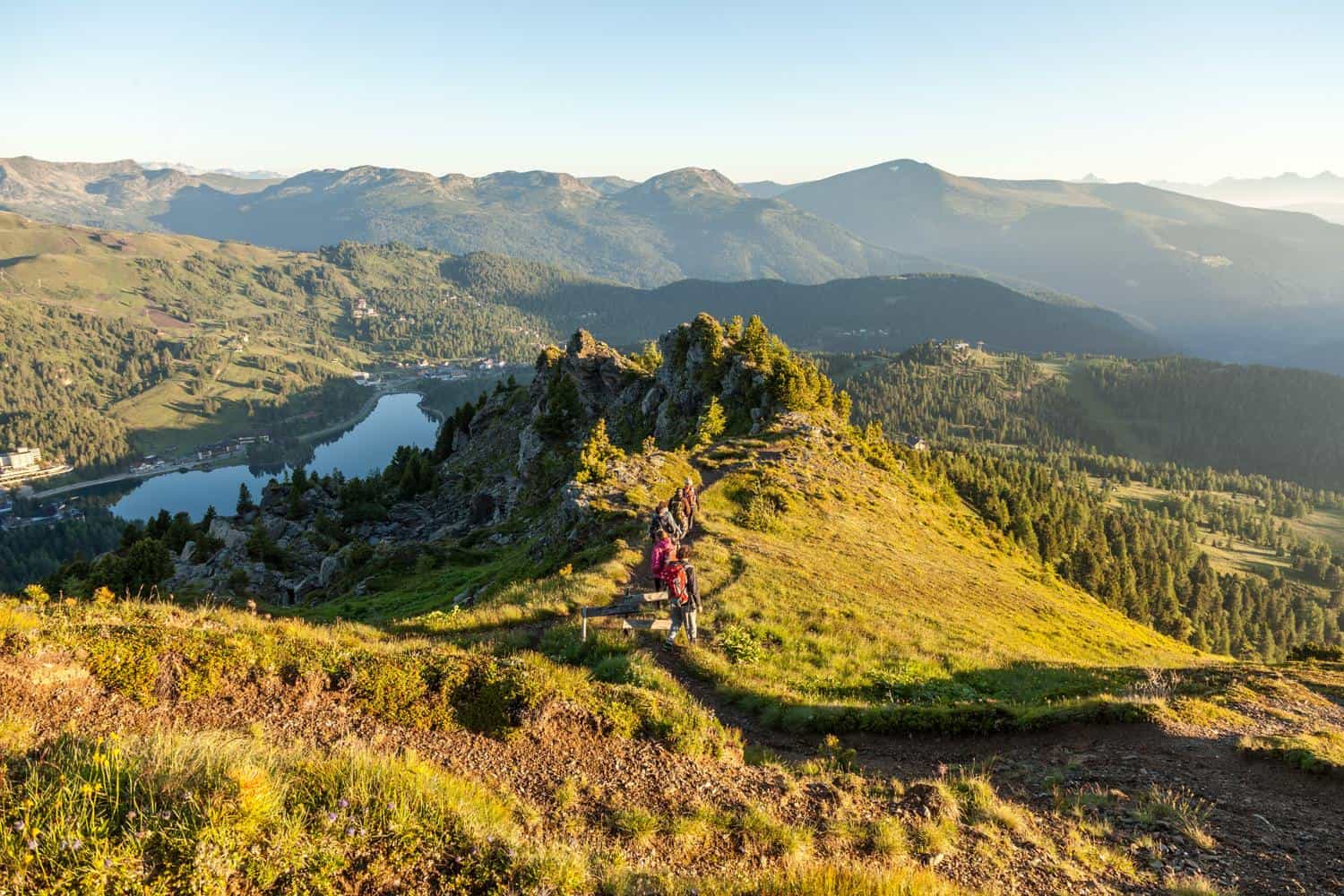 Wandern auf der Turracher Höhe mit Blick auf den Turracher See an der Grenze zwischen Kärnten und Steiermark