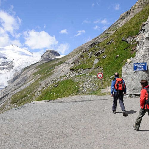 Wanderer auf dem Gamsgrubenweg Wasserfallwinkel - Ein Höhepunkt bei Ausflug auf Großglockner Hochalpenstraße in Österreich