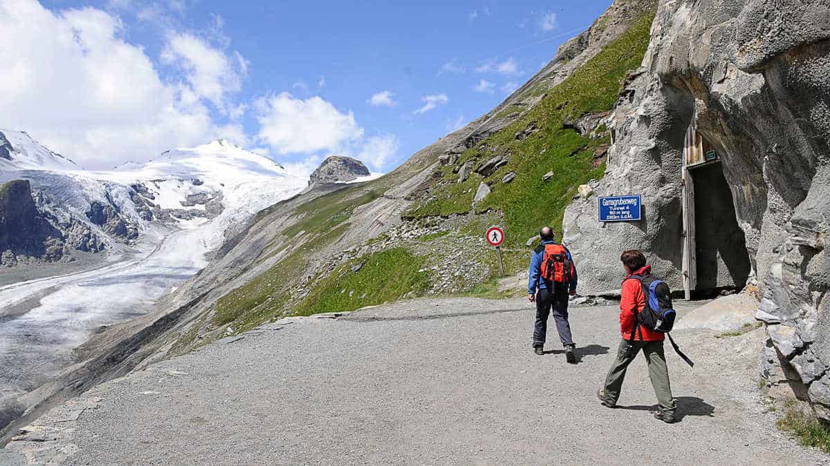 Wanderer auf dem Gamsgrubenweg Wasserfallwinkel - Ein Höhepunkt bei Ausflug auf Großglockner Hochalpenstraße in Österreich