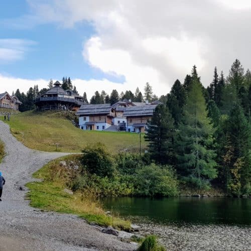 Wanderer auf der Turracher Höhe rund um den Turracher See an der Grenze zwischen Kärnten und Steiermark in Österreich