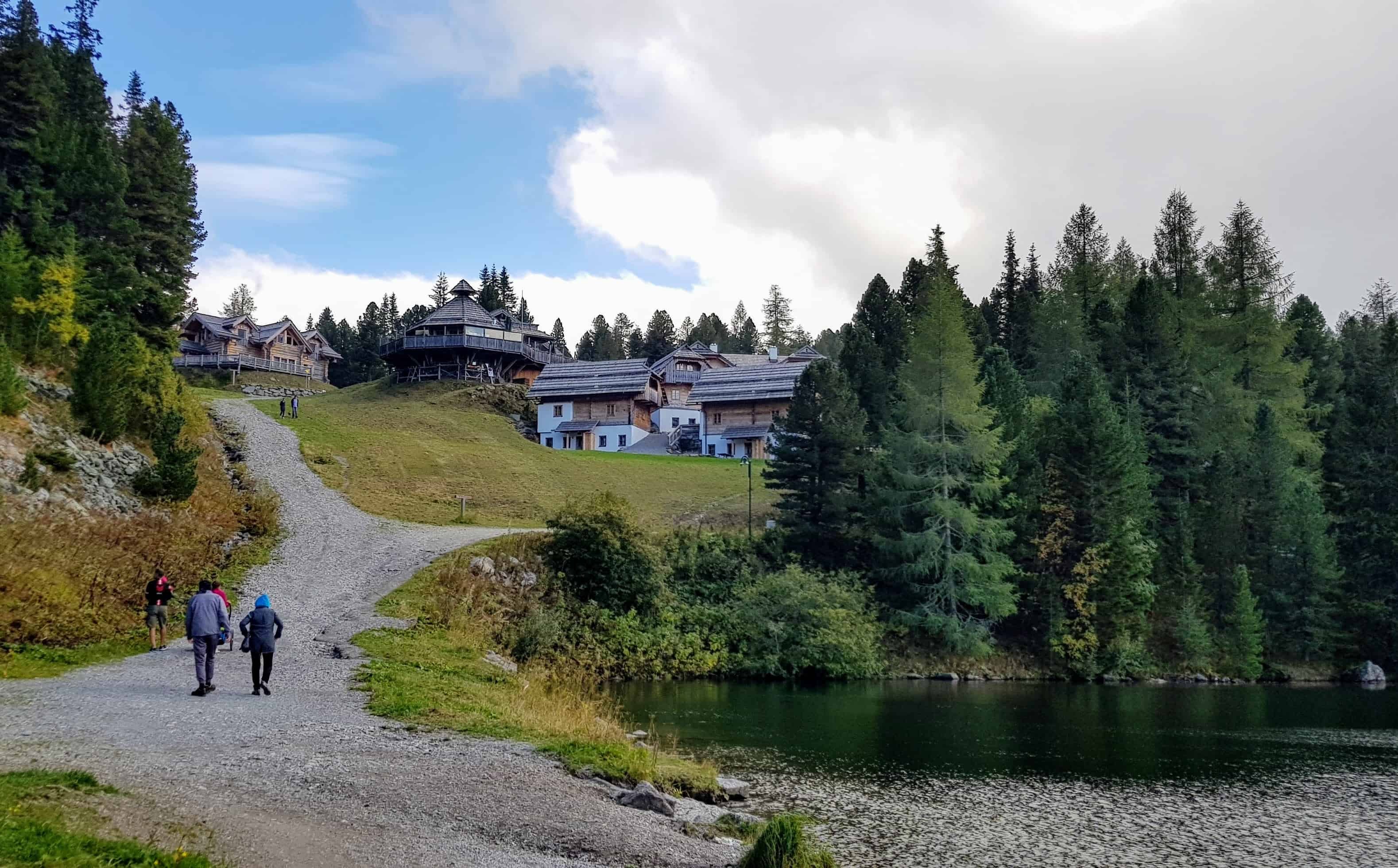 Wanderer auf der Turracher Höhe rund um den Turracher See an der Grenze zwischen Kärnten und Steiermark in Österreich