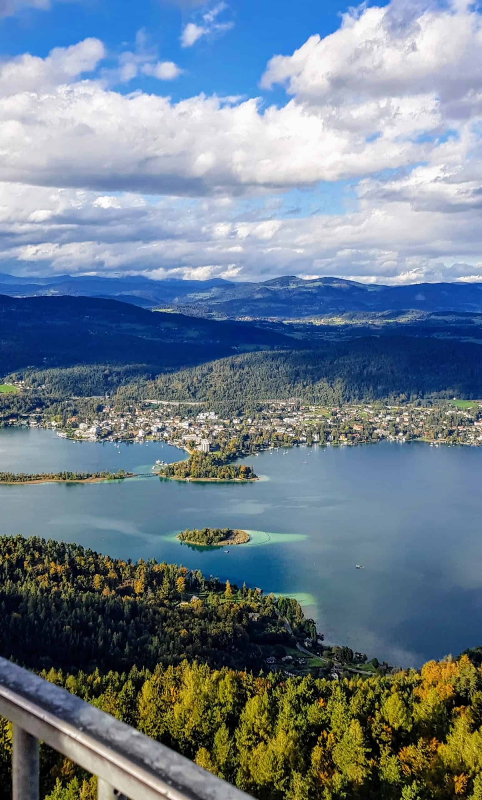 Aussicht am Pyramidenkogel auf Wörthersee, Pörtschach, Kapuzinerinsel & Kärntner Nockberge im Herbst. Sehenswürdigkeiten Österreich